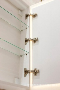 Зеркальный шкаф 600x800x150 мм,с 1 распашной дверцей, с 2 стекл. полками, со встроенной подсветкой и и сенс. выключателем, 12W,220-240V BelBagno ZZ BelBagno Универсал SPC-MAR-600/800-1A-LED-TCH